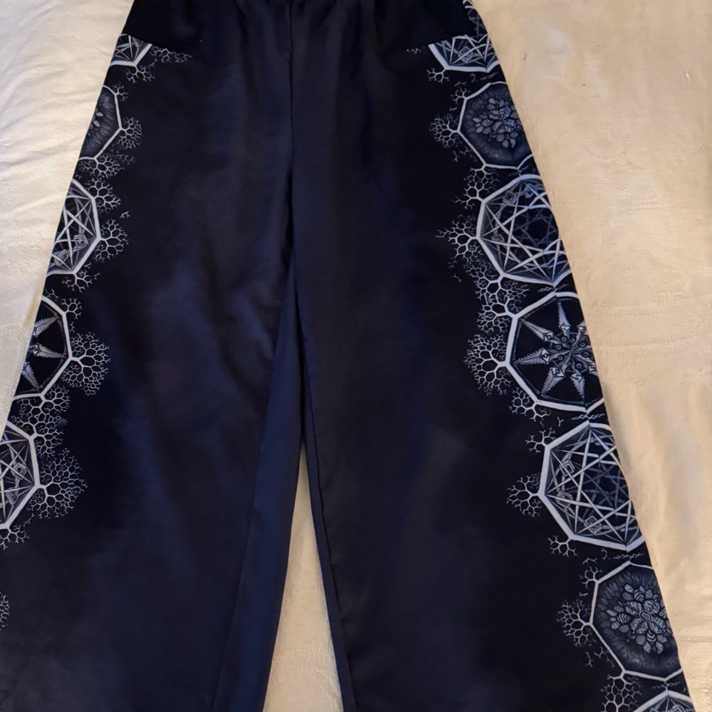 Geometric Patterned Wide-Leg Pants - Picture 2 of 9